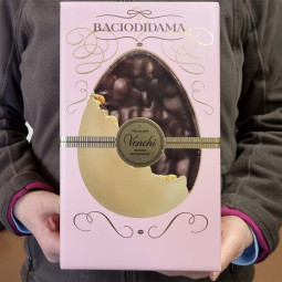 Riesen-Osterei 540g "Bacio di Dama" mit Haselnusskeks und Haselnuss Stückchen Riesen-Osterei 540g "Bacio di Dama" mit Haselnusskeks und Haselnuss Stückchen