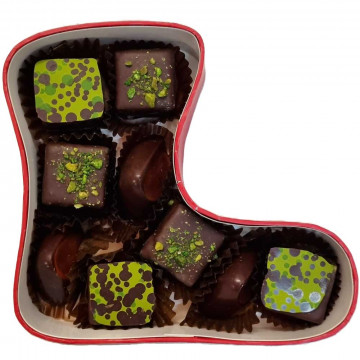 Stiefelbox mit roter Schleife gefüllt mit handgefertigten Pralinen Stiefelbox mit roter Schleife gefüllt mit handgefertigten Pralinen