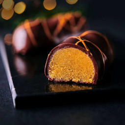 Fijn marsepeinbrood met sinaasappel in pure chocolade