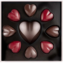 Pralinen in Herzform mit großem Schokoladenherz