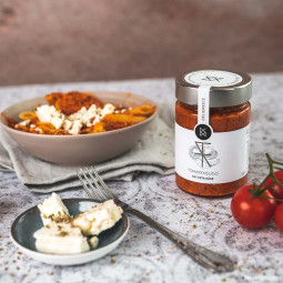 Sugo de tomates avec de la feta et de l'huile d'olive extra vierge Sugo de tomates avec de la feta et de l'huile d'olive extra vierge