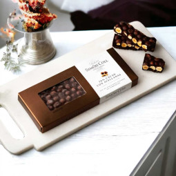 70% chocolate oscuro con avellanas enteras